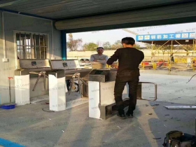 江蘇南京鼓樓區(qū)某工地現(xiàn)場(chǎng)橋式三輥閘、擺閘案例